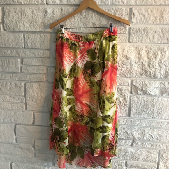 Asymmetrical Floral skirt - Picture 2 of 7